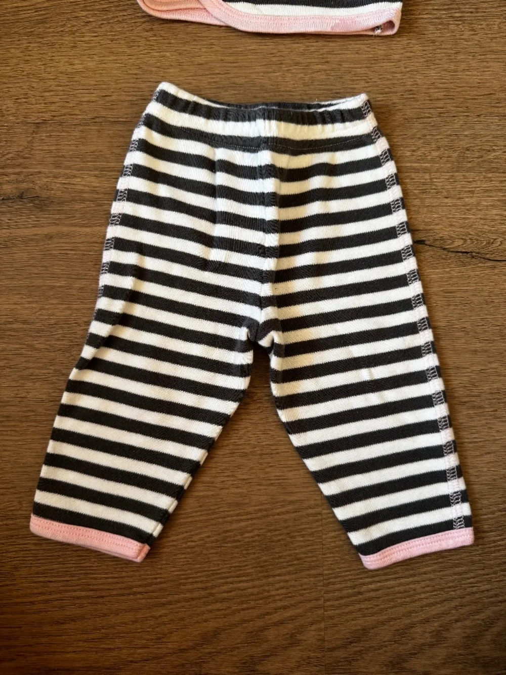 Sippy's Babes Newborn 3-Piece Striped Outfit Set Hat Wrap Top Pants 0M